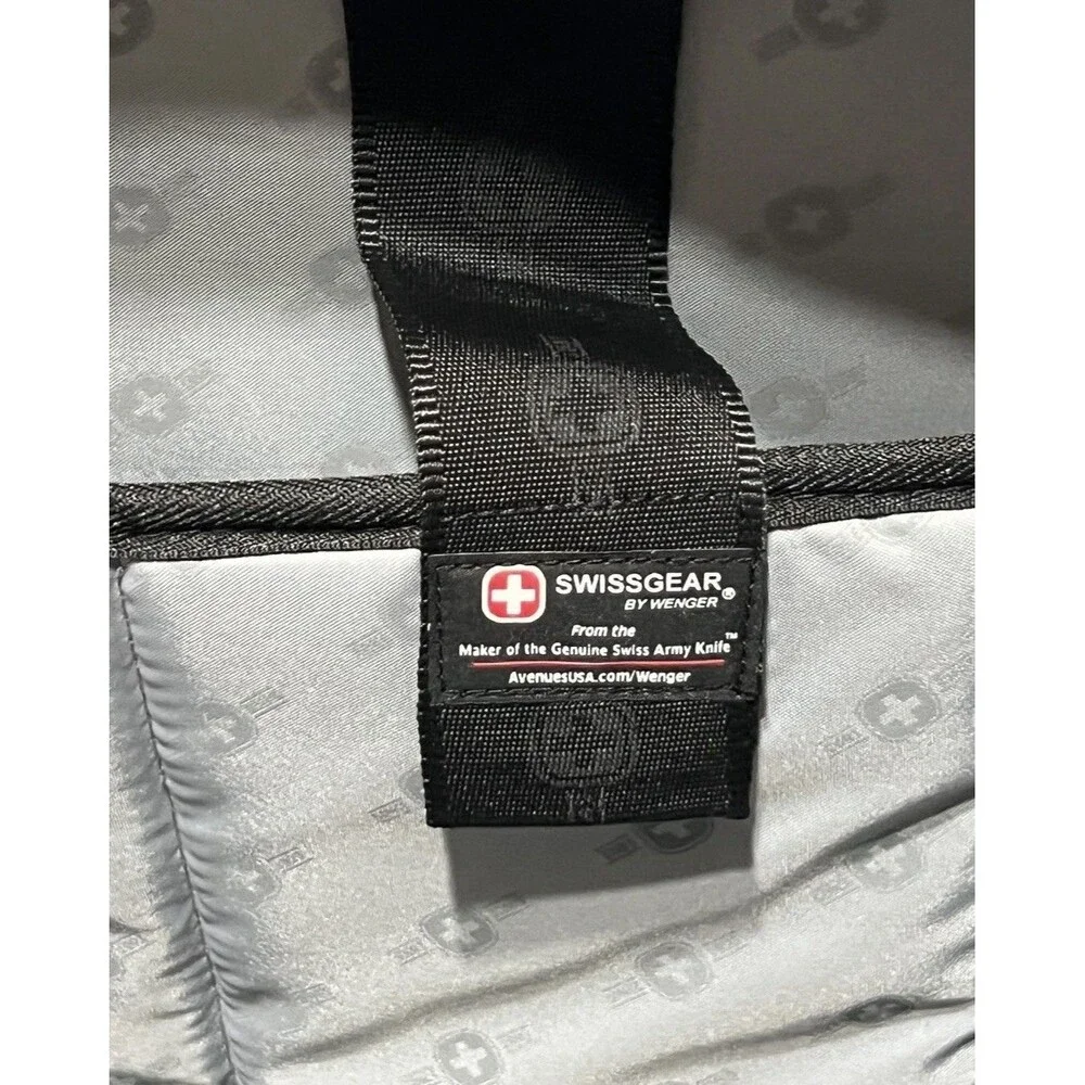SwissGear By Wenger Saturn 17” Laptop Messenger Bag Gray Black Rugged Pockets